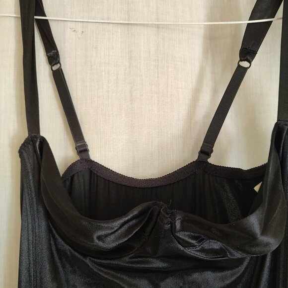 Victoria's Secret full-length slip underwire bra - Picture 2 of 2